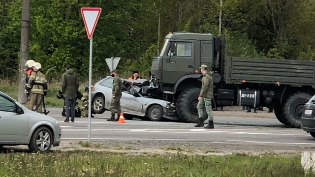 Очевидцы сообщили о ДТП с пострадавшими на перекрёстке Емельянова и Энергетиков (фото)