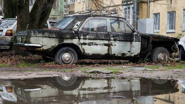 На Балтийской косе разыскивают хозяев 15 брошенных машин