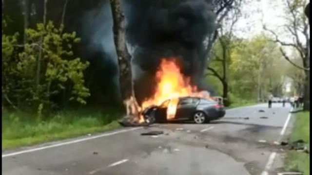 Очевидцы: на балтийской трассе столкнулись и загорелись две машины (фото, видео)