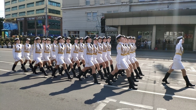 По центру Калининграда во время генеральной репетиции парада проехали 75 единиц техники (фото)