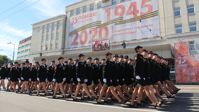 Командующий Балтфлотом поощрит участницу парада в Калининграде, потерявшую туфлю (видео)
