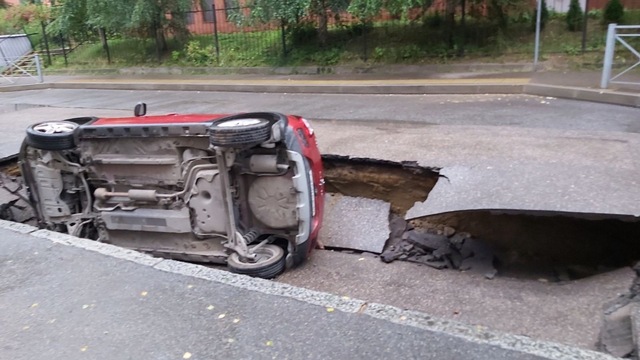 На Тенистой Аллее машина провалилась в яму на дороге (фото)