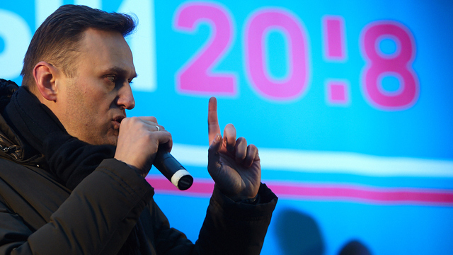 Навальный обратился в  суд с иском о защите чести и достоинства к Пескову