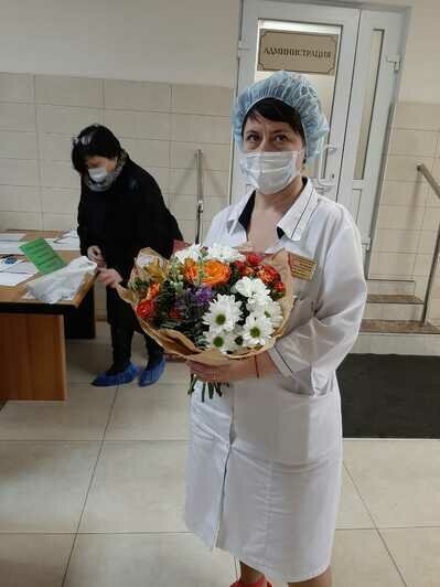 "Розенштрассе" вручила букеты медикам, работающим в калининградских больницах - Новости Калининграда