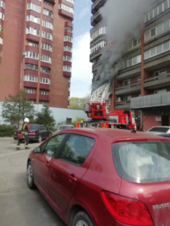 При пожаре из высотки на 9 Апреля эвакуировали 22 человека, пострадала пенсионерка (фото) - Новости Калининграда | Фото: очевидец