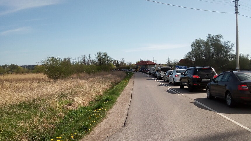 На фото — пробка на въезде в Зеленоградск | Фото: очевидец