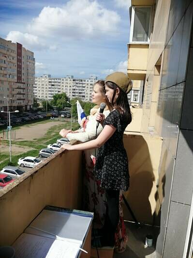 Калининградская семья устроила праздничный концерт на балконе многоэтажки (видео) - Новости Калининграда | Фото из личного архива семьи