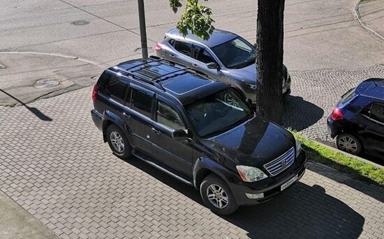 Lexus на тротуаре на ул. Чернышевского | Фото: читатели &quot;Клопс&quot;