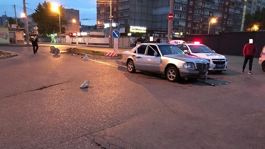 На Громовой пьяный водитель Mercedes сбил дорожный знак, пострадала пассажирка (фото) - Новости Калининграда | Фото: пресс-служба регионального УМВД
