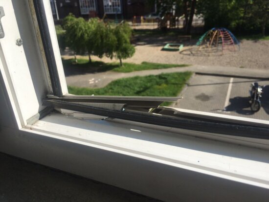 На фото: раскуроченное окно в квартире Кати | Фото: &quot;Клопс&quot;