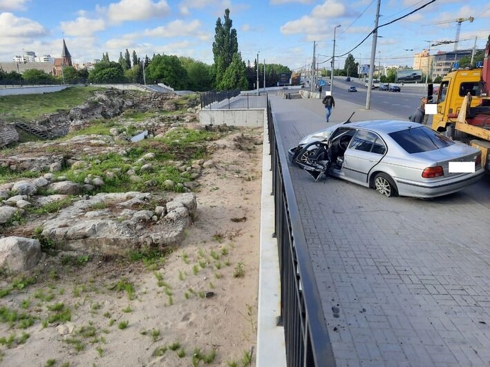 В Калининграде BMW протаранил световую опору, есть пострадавший (фото) - Новости Калининграда | Фото: пресс-служба УМВД России по Калининградской области