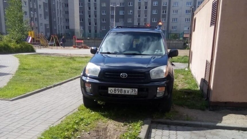 На фото: Toyota на газоне во дворе по ул. Балашовской | Фото: читатель &quot;Клопс&quot;