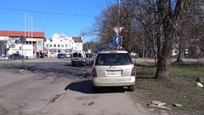 На фото: легковой автомобиль перед перекрёстком ул. Менделеева — проспект Мира | Фото: читатель &quot;Клопс&quot;