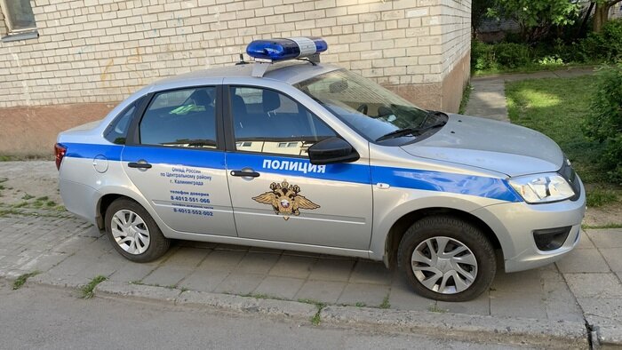 На фото: сотрудник полиции припарковал  машину на тротуаре на ул. Чекистов | Фото: читатель &quot;Клопс&quot;
