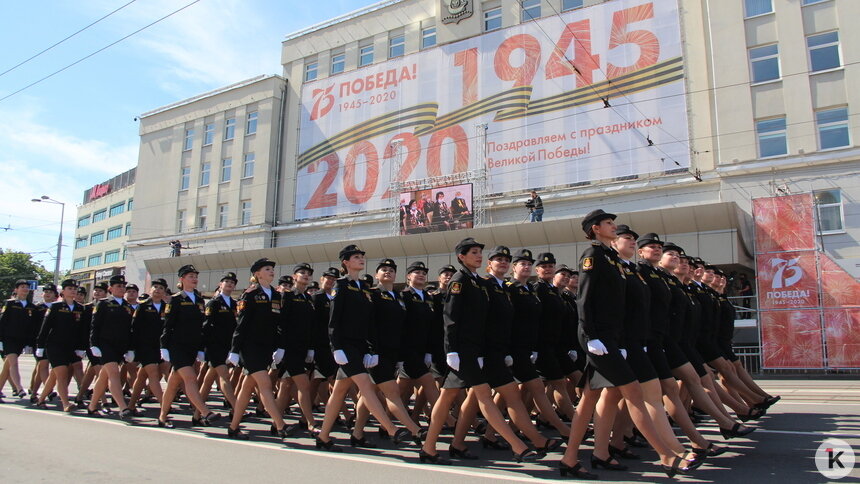 Командующий Балтфлотом поощрит участницу парада в Калининграде, потерявшую туфлю (видео) - Новости Калининграда | Фото очевидца