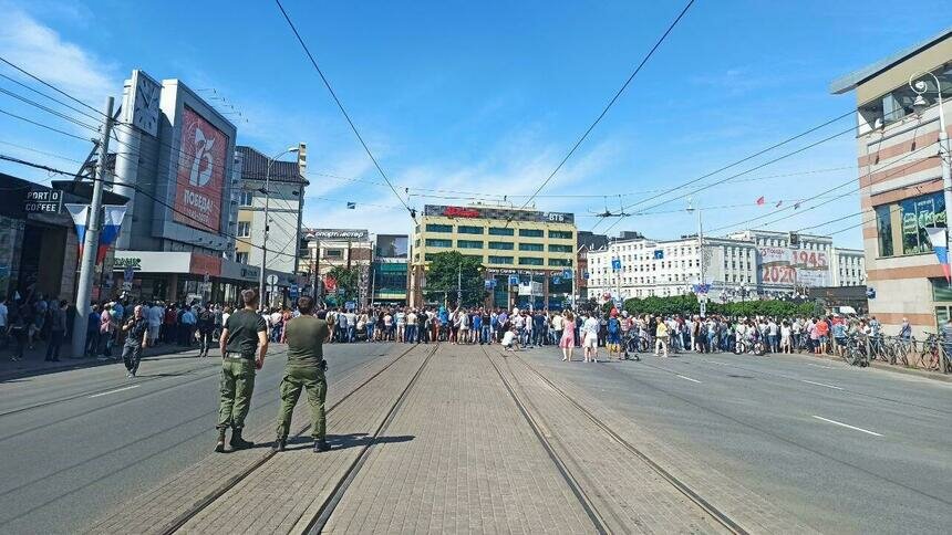 “Без никого” не получилось: калининградцы пришли посмотреть парад (фото) - Новости Калининграда | Фото: Полина Беляева