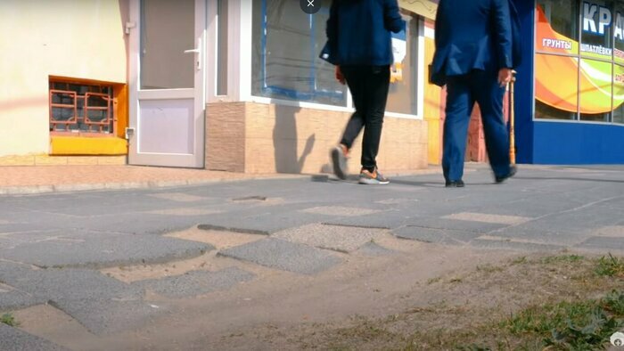Разбитые тротуары на проспекте Мира в 2019 году | Скриншот видео &quot;Прогулка с мэром Калининграда&quot;