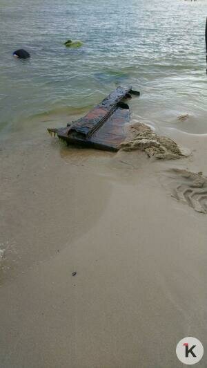 В Пионерском на пляже обнаружили обломки старинного корабля (фото, видео) - Новости Калининграда | Фото: спасатель
