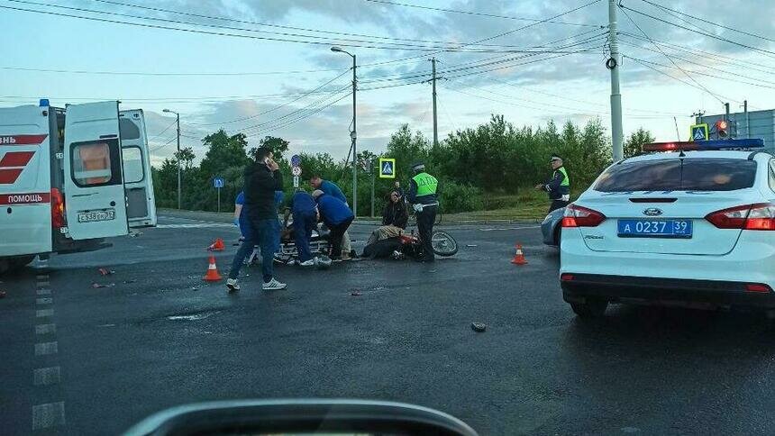На перекрёстке Емельянова и Окружной в ДТП с автобусом пострадал мотоциклист (фото)   - Новости Калининграда | Фото: читатель &quot;Клопс&quot;