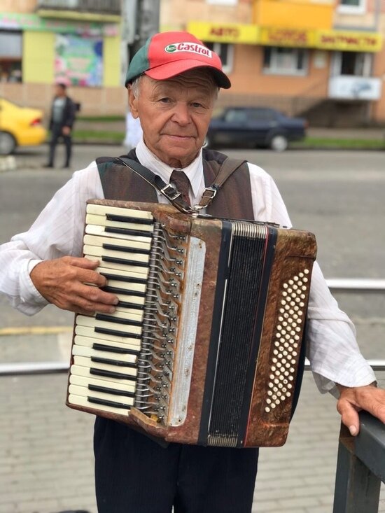 &quot;Помогите Сан Санычу!&quot;: в Советске ищут аккордеон, украденный у известного на весь город уличного музыканта - Новости Калининграда