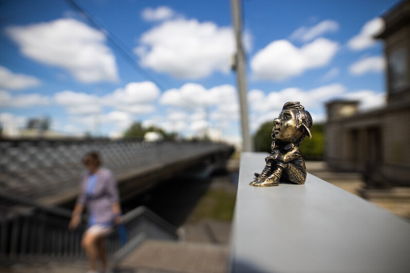 На мосту у Музея изобразительных искусств усадили хомлина-художника (фото) - Новости Калининграда | Фото: Александр Подгорчук / &quot;Клопс&quot;
