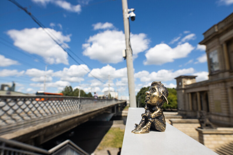 На мосту у Музея изобразительных искусств усадили хомлина-художника (фото) - Новости Калининграда | Фото: Александр Подгорчук / &quot;Клопс&quot;
