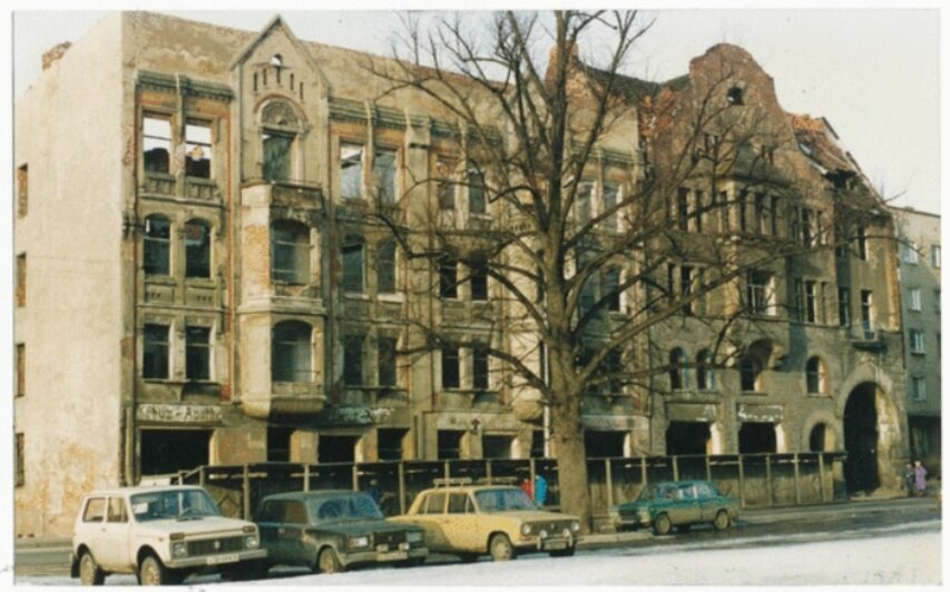 Здание в 1990-х годах | Фото: Bildarchive