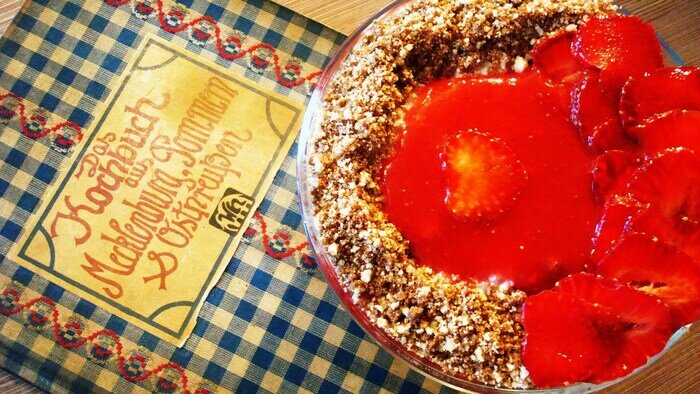 Кёнигсбергский клубничный десерт на фоне книги рецептов | Фото: Светлана Колбанёва