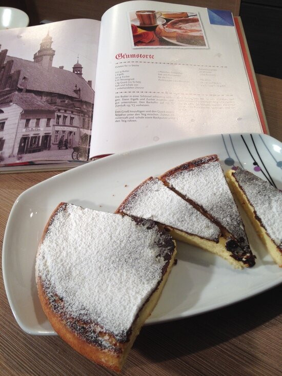 Кёнигсбергский творожный торт на фоне книги рецептов | Фото: Светлана Колбанёва