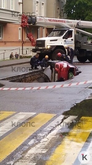 На Тенистой Аллее машина провалилась в яму на дороге (фото) - Новости Калининграда | Фото: &quot;Клопс&quot;