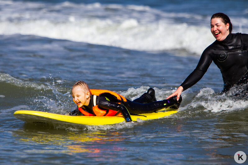 В Зеленоградске для детей-инвалидов провели занятия по сёрфингу (фото) - Новости Калининграда | Фото: Александр Подгорчук