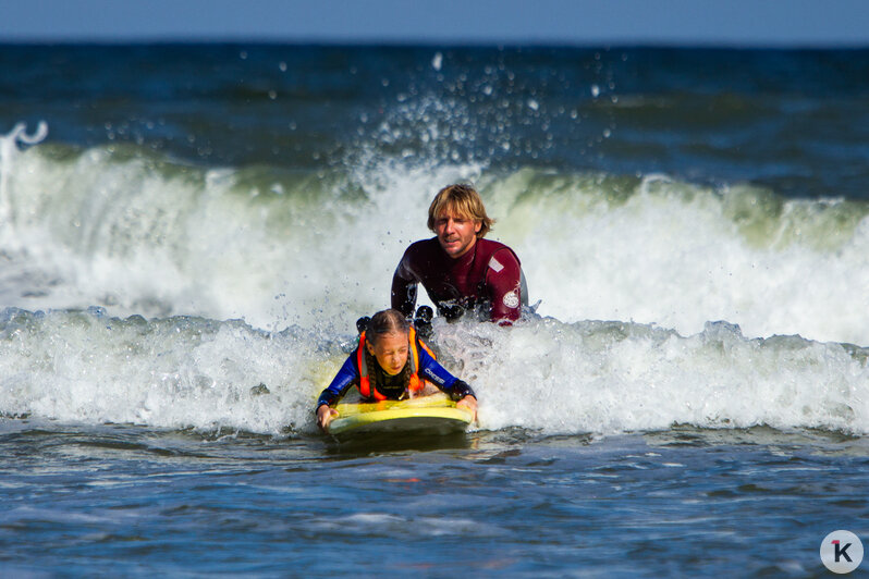 В Зеленоградске для детей-инвалидов провели занятия по сёрфингу (фото) - Новости Калининграда | Фото: Александр Подгорчук