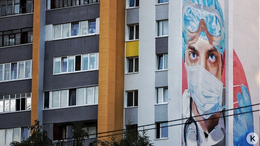 На стене дома на Московском проспекте появился портрет врача (фото) - Новости Калининграда | Фото: Александр Подгорчук