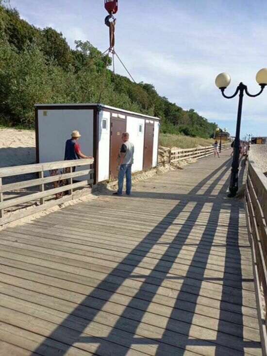 На пляже в Янтарном туалеты планируют сделать бесплатными и продлить время их работы   - Новости Калининграда | фото: Алексей Заливатский / Facebook