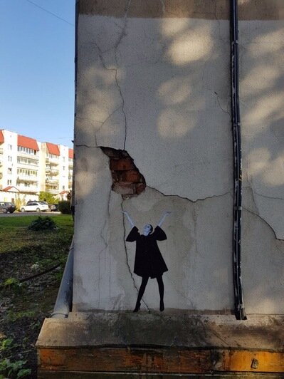 "Хотел отразить время": калининградский художник: нанёс на двухъярусный мост граффити с парой в медицинских масках - Новости Калининграда | Фото: Фернандо