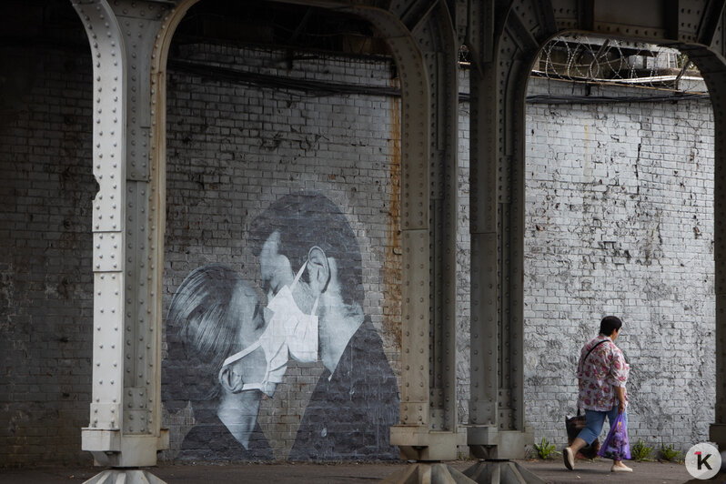 "Хотел отразить время": калининградский художник: нанёс на двухъярусный мост граффити с парой в медицинских масках - Новости Калининграда | Фото: Александр Подгорчук / &quot;Клопс&quot;