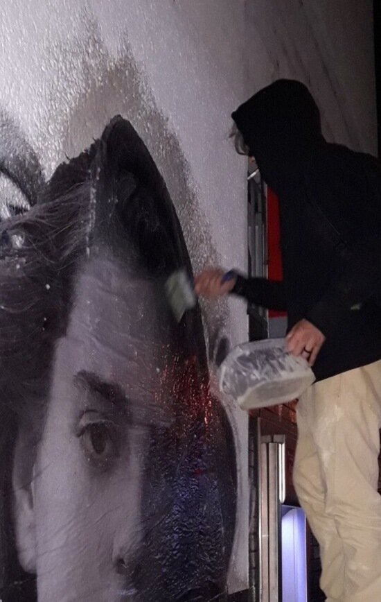 &quot;Хотел отразить время&quot;: калининградский художник: нанёс на двухъярусный мост граффити с парой в медицинских масках - Новости Калининграда | Фото: Фернандо