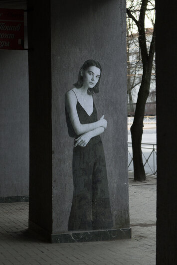 "Хотел отразить время": калининградский художник: нанёс на двухъярусный мост граффити с парой в медицинских масках - Новости Калининграда | Фото: Фернандо