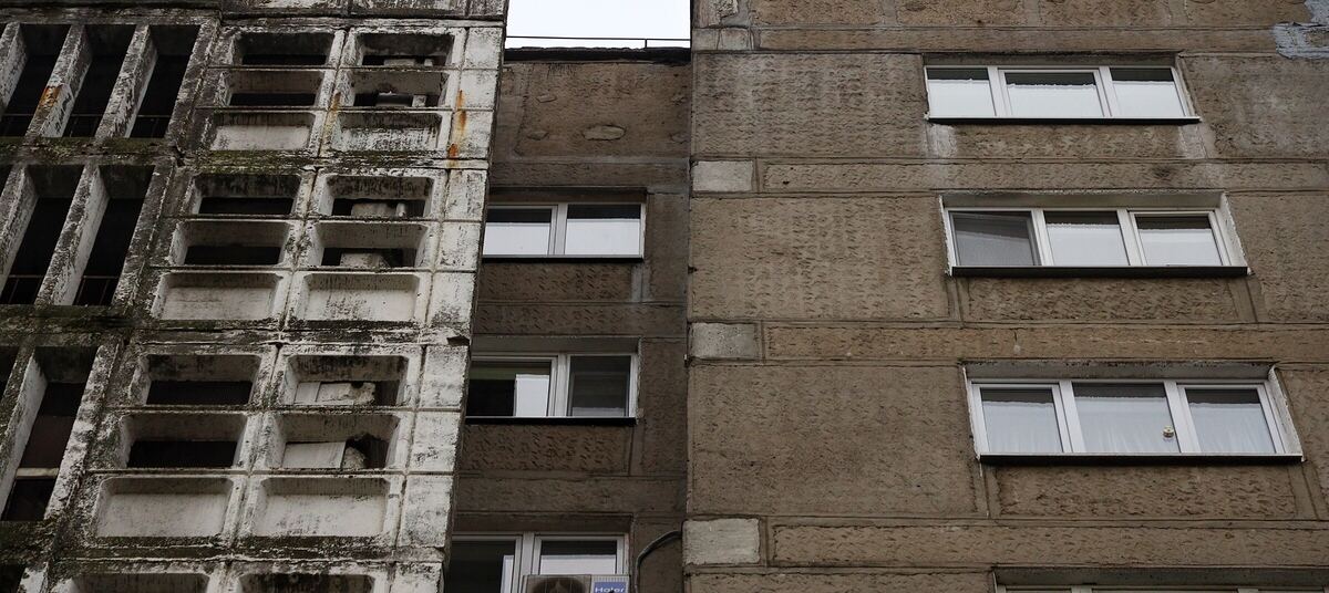 Первые этажи общежитий. В Бобруйске мужчина выпал из окна из карточного долга. О6ои окон 7.