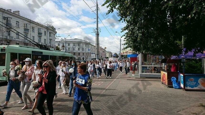 Цепи солидарности: в Белоруссии сотни женщин с цветами выходят на акцию протеста (фото) - Новости Калининграда | Фото: Телеграм-канал nexta_live
