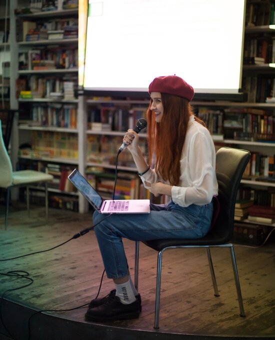 На встречах феминистки делятся историями из жизни | Фото: Дарья Яковлева