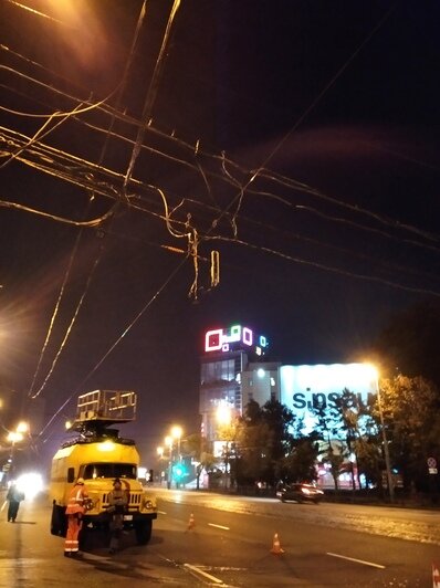В центре Калининграда оборвавшиеся троллейбусные провода намотались на колёса и повредили BMW (фото) - Новости Калининграда | Фото: очевидец