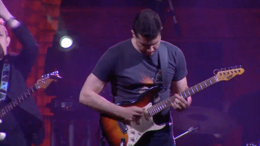 Алиханов сыграл на гитаре на &quot;Калининград Сити Джаз&quot; (видео) - Новости Калининграда | Изображение: кадр из трансляции 