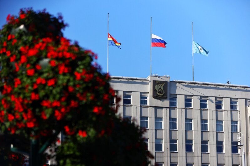 На здании мэрии Калининграда приспустили флаги из-за траура по погибшим в ДТП под Янтарным - Новости Калининграда | Фото: Александр Подгорчук / &quot;Клопс&quot;