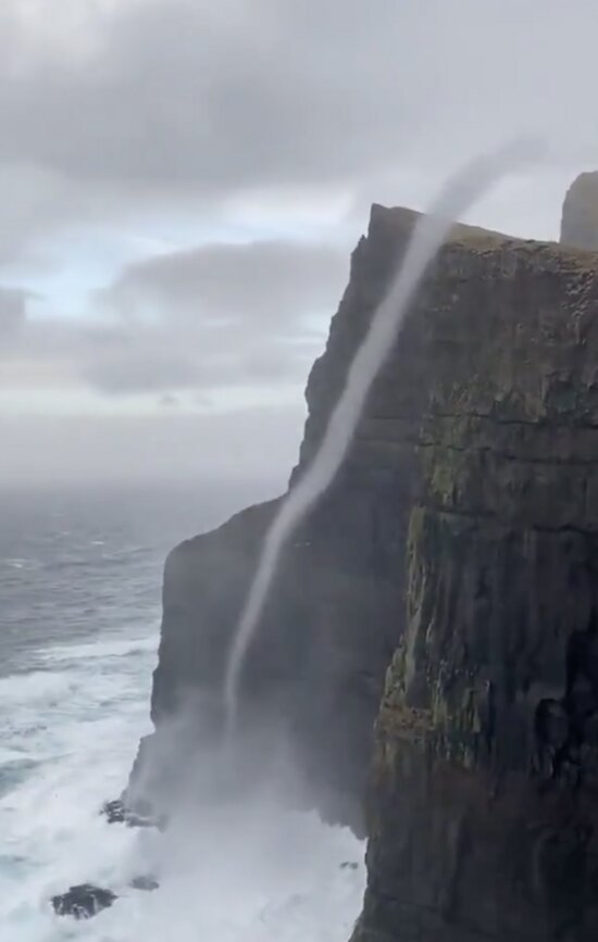 На Фарерских островах необычный вихрь приняли за текущую вверх по скалам струю воды (видео) - Новости Калининграда | Изображение: кадр из видео
