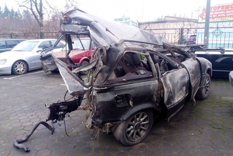 На фото: остатки машины, в которой погибли Павел Коваленко и Андрей Галушка | Фото: Юлия Коваленко