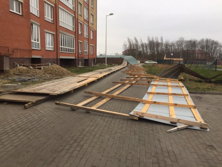 В Васильково возле "треснувшего" дома упал защитный забор (фото) - Новости Калининграда | Фото: очевидец