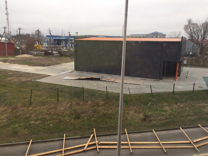 В Васильково возле "треснувшего" дома упал защитный забор (фото) - Новости Калининграда | Фото: очевидец