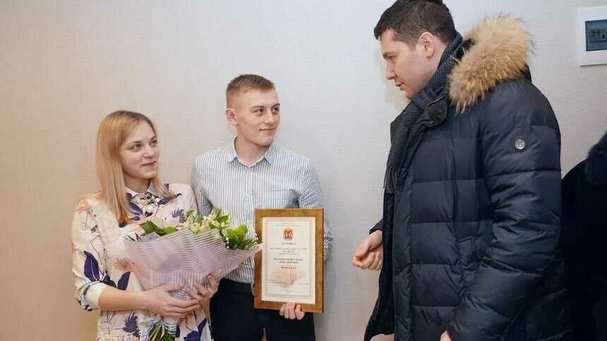 В Калининградской области впервые вручили сертификат за рождение первенца - Новости Калининграда | Фото: пресс-служба регионального правительства 