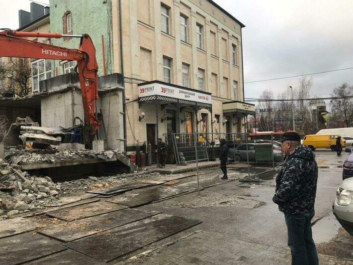 На Ленинском проспекте в Калининграде сносят незаконную пристройку (фото, видео) - Новости Калининграда | Фото: &quot;Клопс&quot;